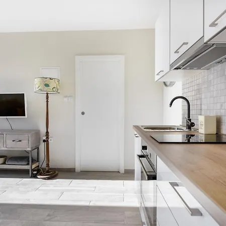 Polly With Swimming Pool Apartment